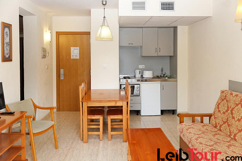 [1 BEDROOM APARTMENT (3 GUESTS)] Spacious Bright apartment with pool