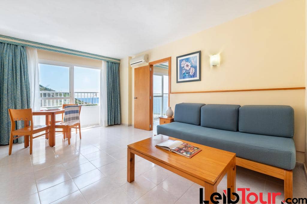 Nice and cheap studio apartment with pool TRGARAP Living room - LeibTour: TOP aparthotels in Ibiza
