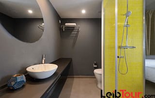Amazing Cheap Apartment Pool Playa den Bossa PlayaJad16 Bathroom - LeibTour: TOP aparthotels in Ibiza