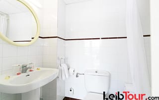 Cozy double room SAN ANTONI htl sareht Bathroom 4 - LeibTour: TOP aparthotels in Ibiza