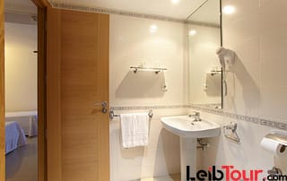 Elegant large apartment with pool NERAPSA Bathroom3 - LeibTour: TOP aparthotels in Ibiza