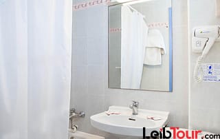 Playa den Bossa apartment pool 3 guests Ibiza PLSOLAP Bathroom - LeibTour: TOP aparthotels in Ibiza