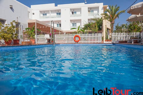Gracious cozy hotel rooms with swimming pool, close to the sea, ES PUJOLS – Property code: HST-RCPFOR