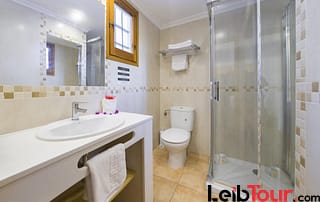 Nice Cozy Apartment with Pool PLAYA DEN BOSSA VICEGRELI Bathroom 2 - LeibTour: TOP aparthotels in Ibiza